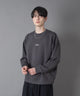 アクセ付きフォトグラフィックプルオーバー/チャコール モデル：180㎝　L着用