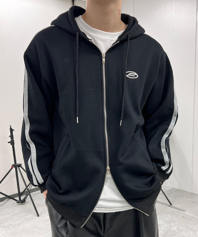 ブラック モデル：178㎝ XL着用