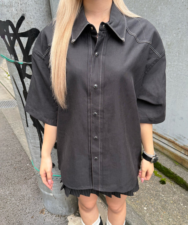 ステッチメタルボタンシャツ/ブラック モデル:160cm F着用
