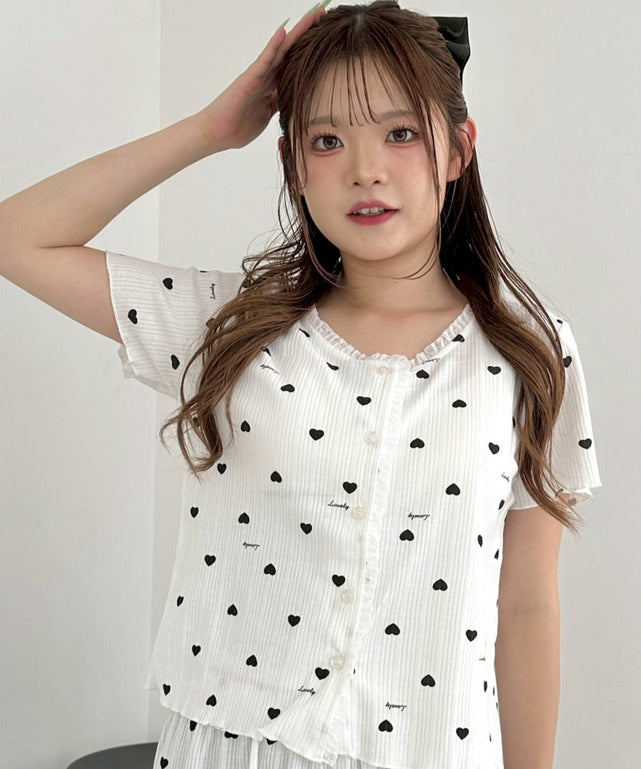 柄１：ハートロゴ　モデル：160cm F着用