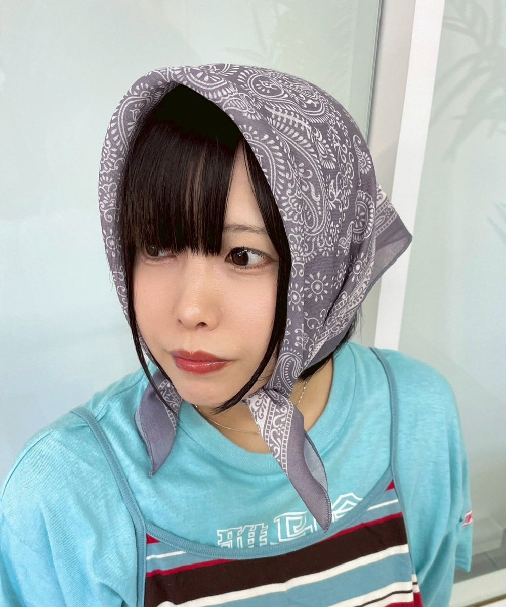 グレー