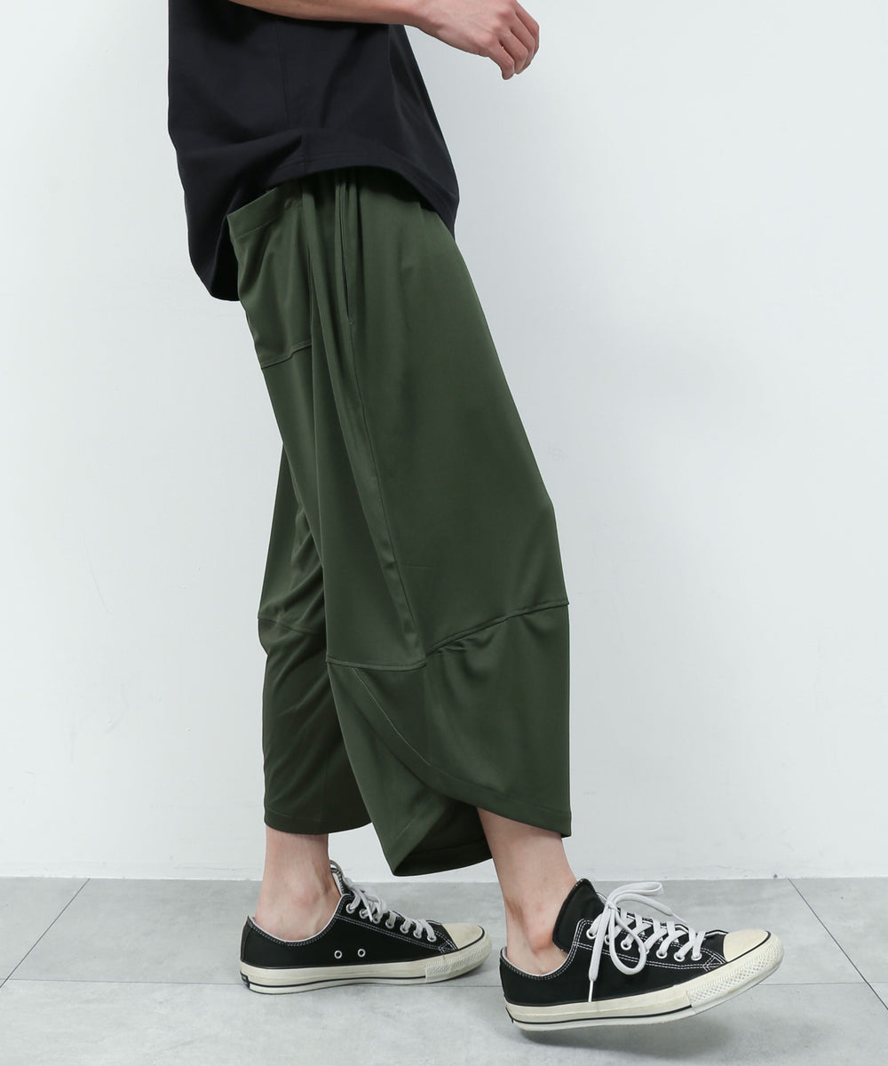 カーキ モデル：175cm L着用