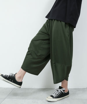 カーキ モデル：175cm L着用