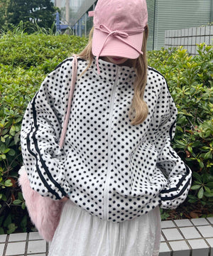 ホワイト モデル：160㎝ F着用
