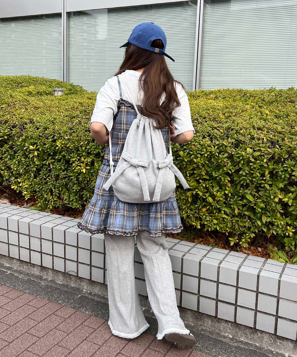 グレー