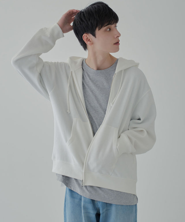 ホワイト 　モデル:177cm L着用