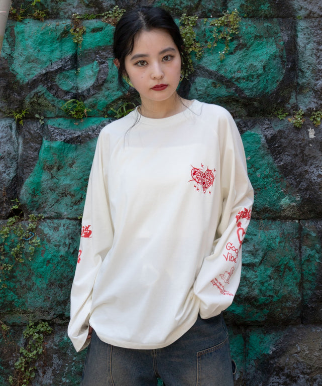 スリーブロゴグラフィックラグランT（LS）/ホワイト モデル：160cm L着用