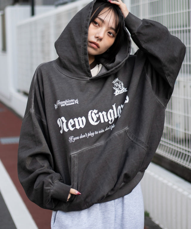グラフィックバルーンクロップドプルパーカー/ブラックソノタ モデル：159cm M着用