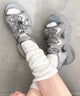グレー