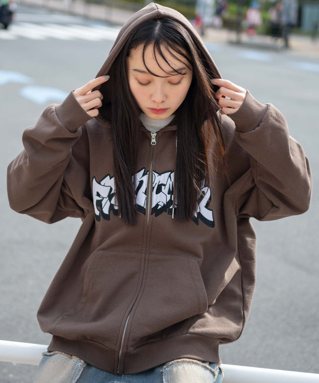 ブラウン　モデル:161cm L着用