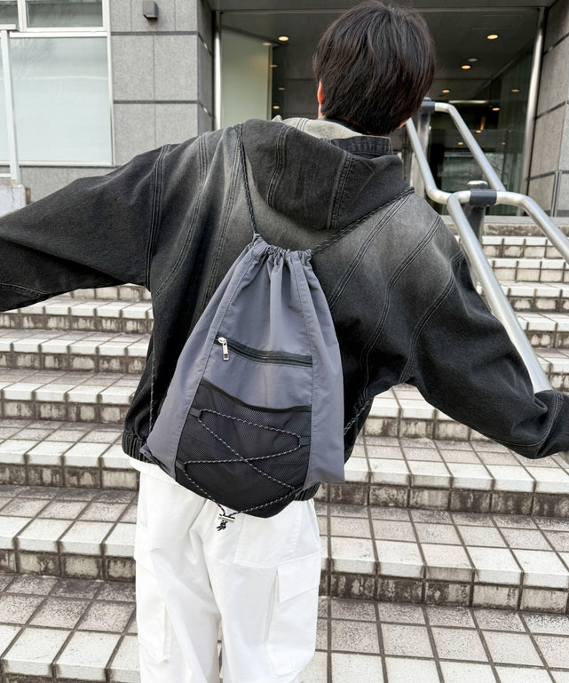 グレー