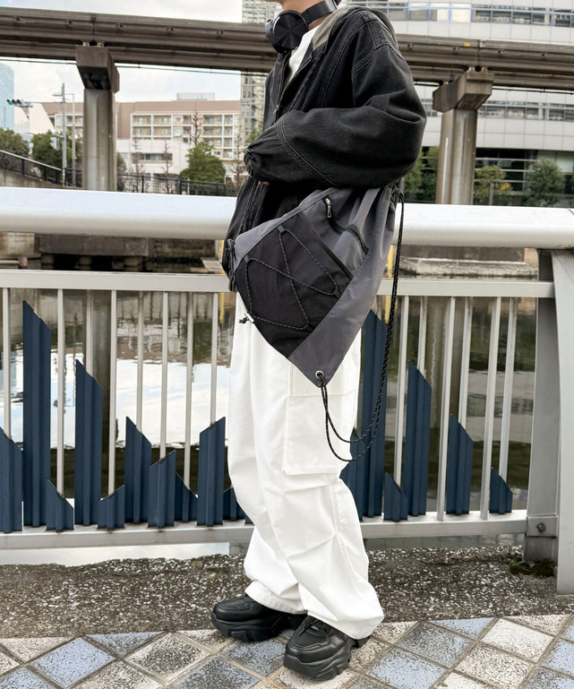 グレー
