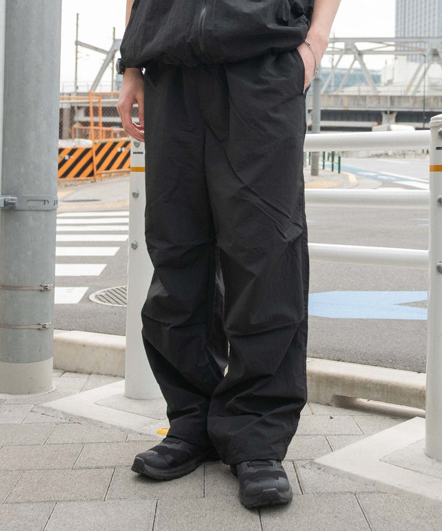 ナイロンイージーパンツ/ブラック モデル：180cm L着用