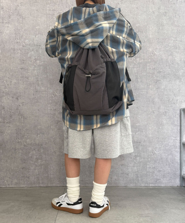 グレー