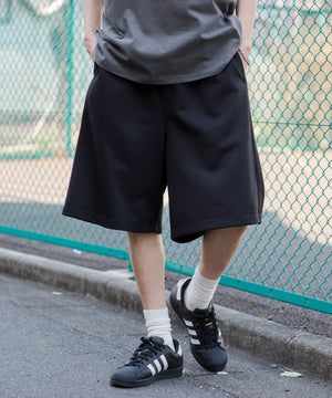ブラック モデル：182cm M着用