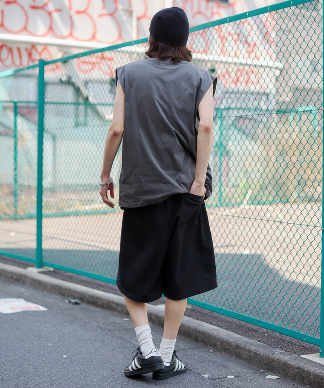 ブラック モデル：182cm M着用