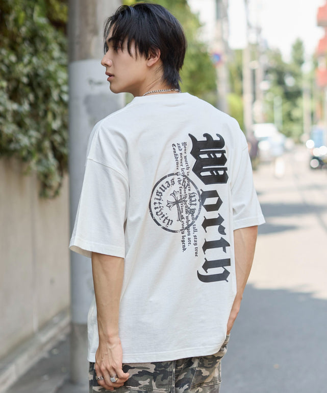 アクセ付きバーチカルロゴグラフィックT(SS)/ホワイト　モデル：175cm L着用　
