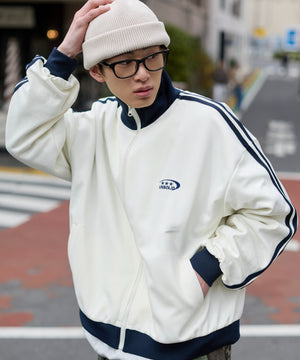 オフホワイト モデル：181cm L着用