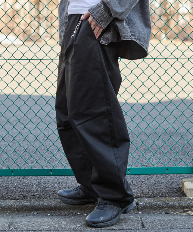 キーチャーム付きチノカーブパンツ/ブラック モデル：175cm L着用
