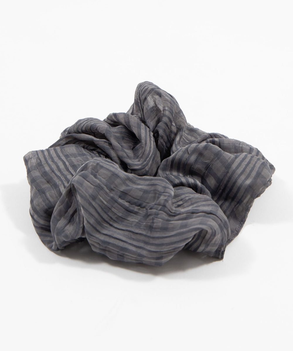 グレー