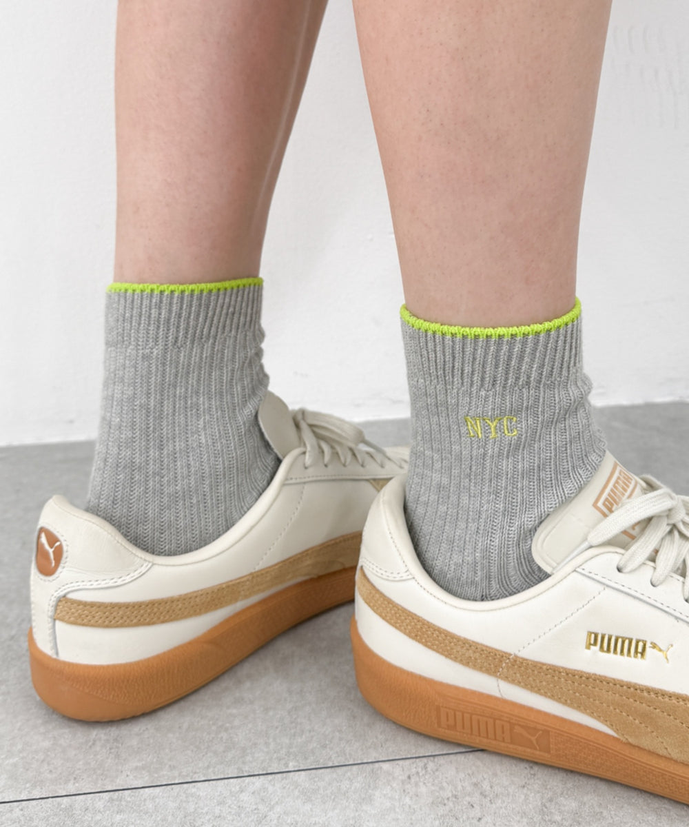 グレー