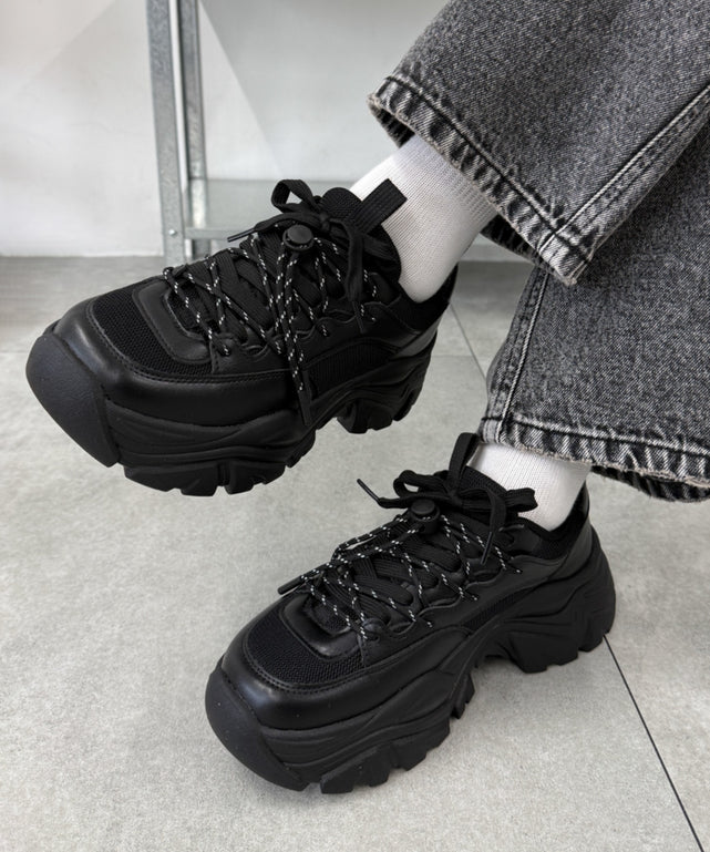 ブラック