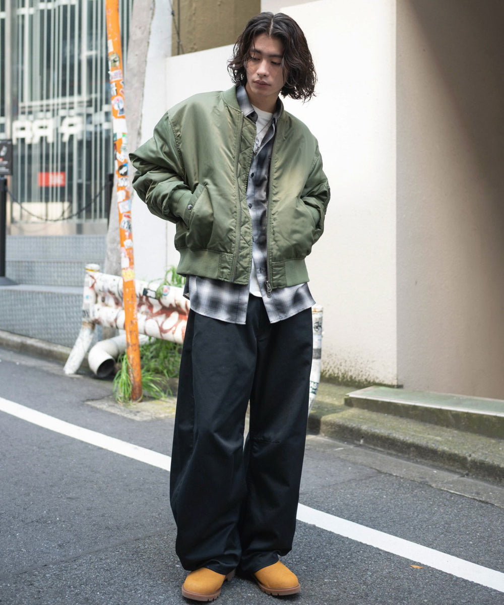 カーキ モデル：182cm L着用