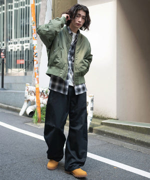 カーキ モデル：182cm L着用