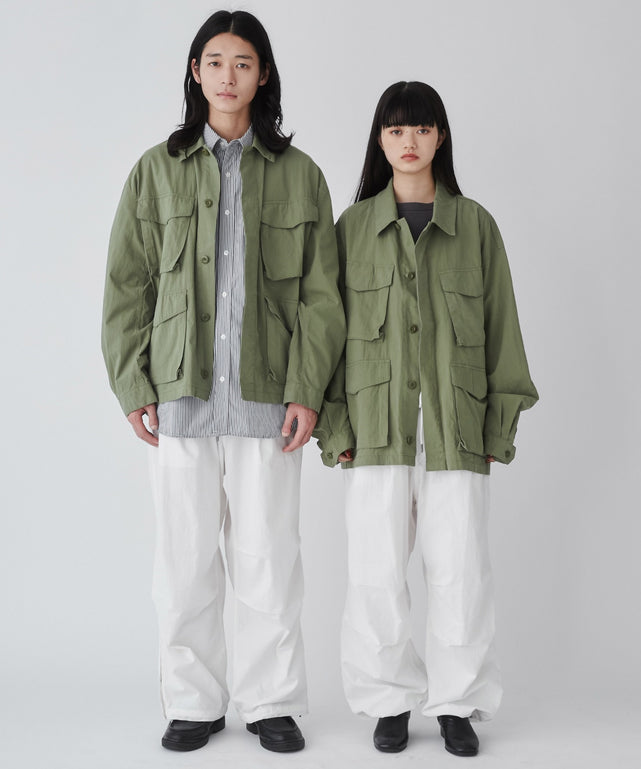 カーキ