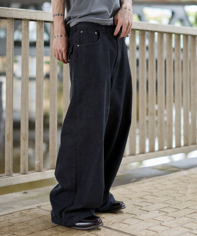 リベットチャームバギーデニムパンツ/デニムブラック モデル：175cm L着用