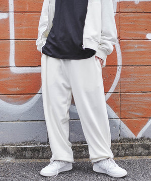 オフホワイト　モデル：170cm M着用